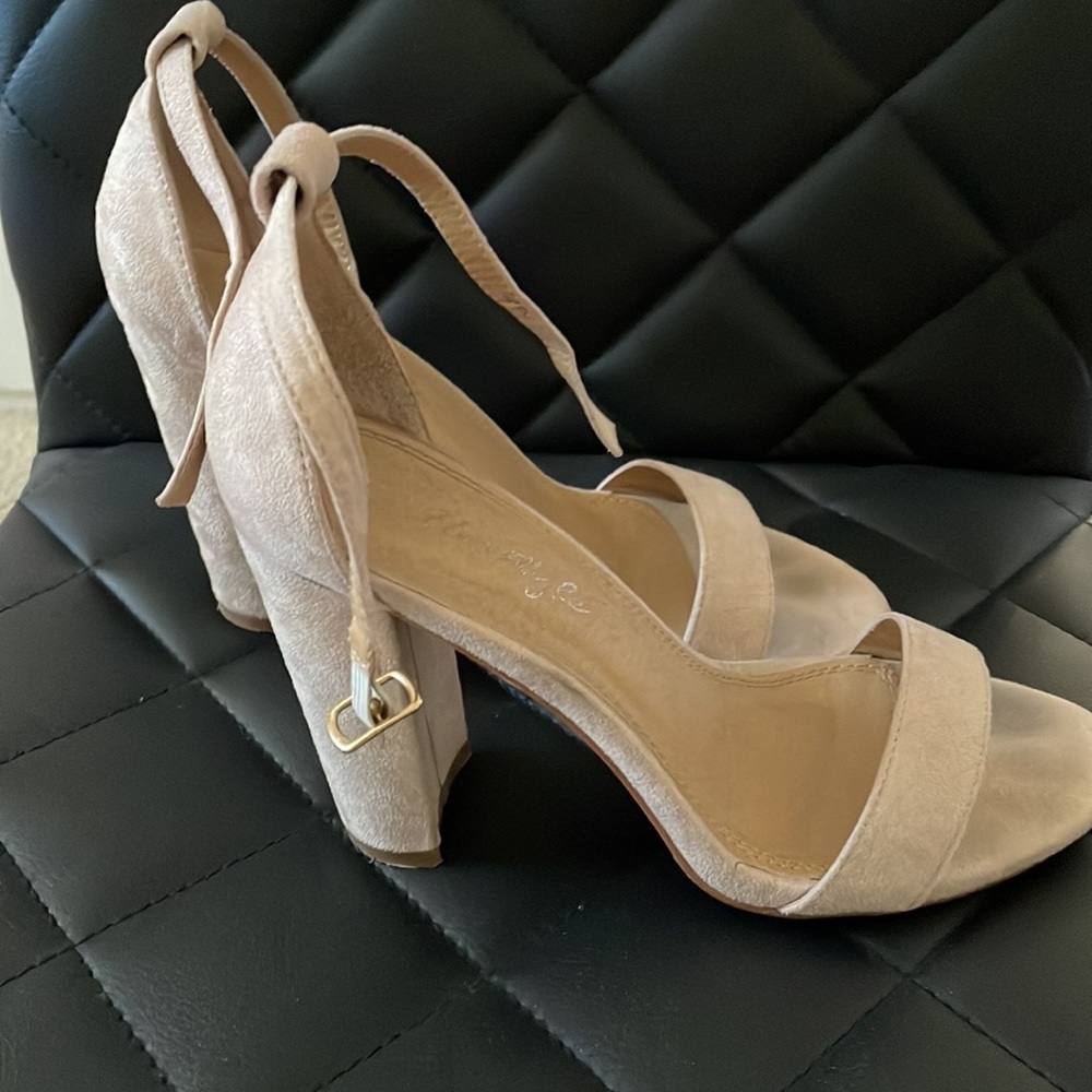 •HEELS• - Picture 2 of 6